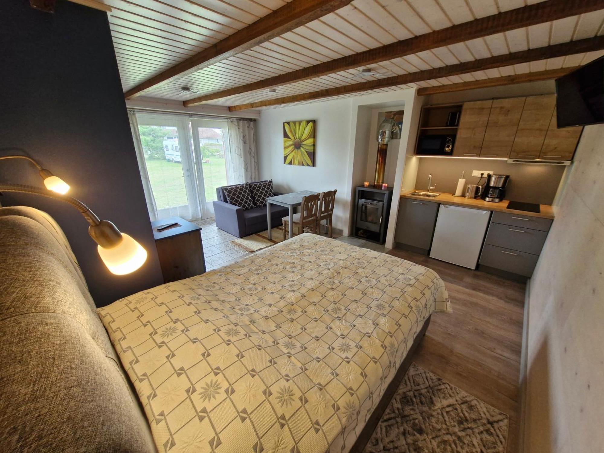 Piibelehe Guest Accommodation Kuressaare Kültér fotó
